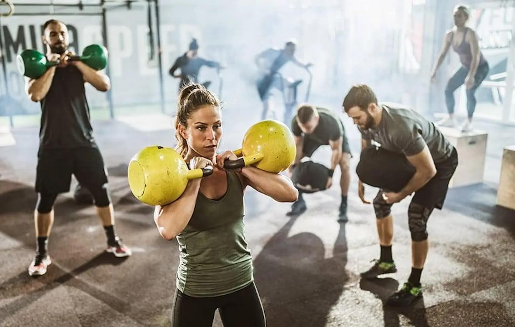funkcionalni trening grupa vezbe sa kettlebell u teretani